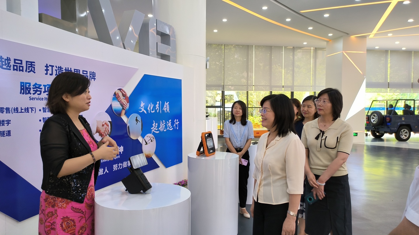 7月13日，省婦聯黨組書記、主席楊曉曼一行到全國巾幗建功先進集體--成威科技調研3.jpg